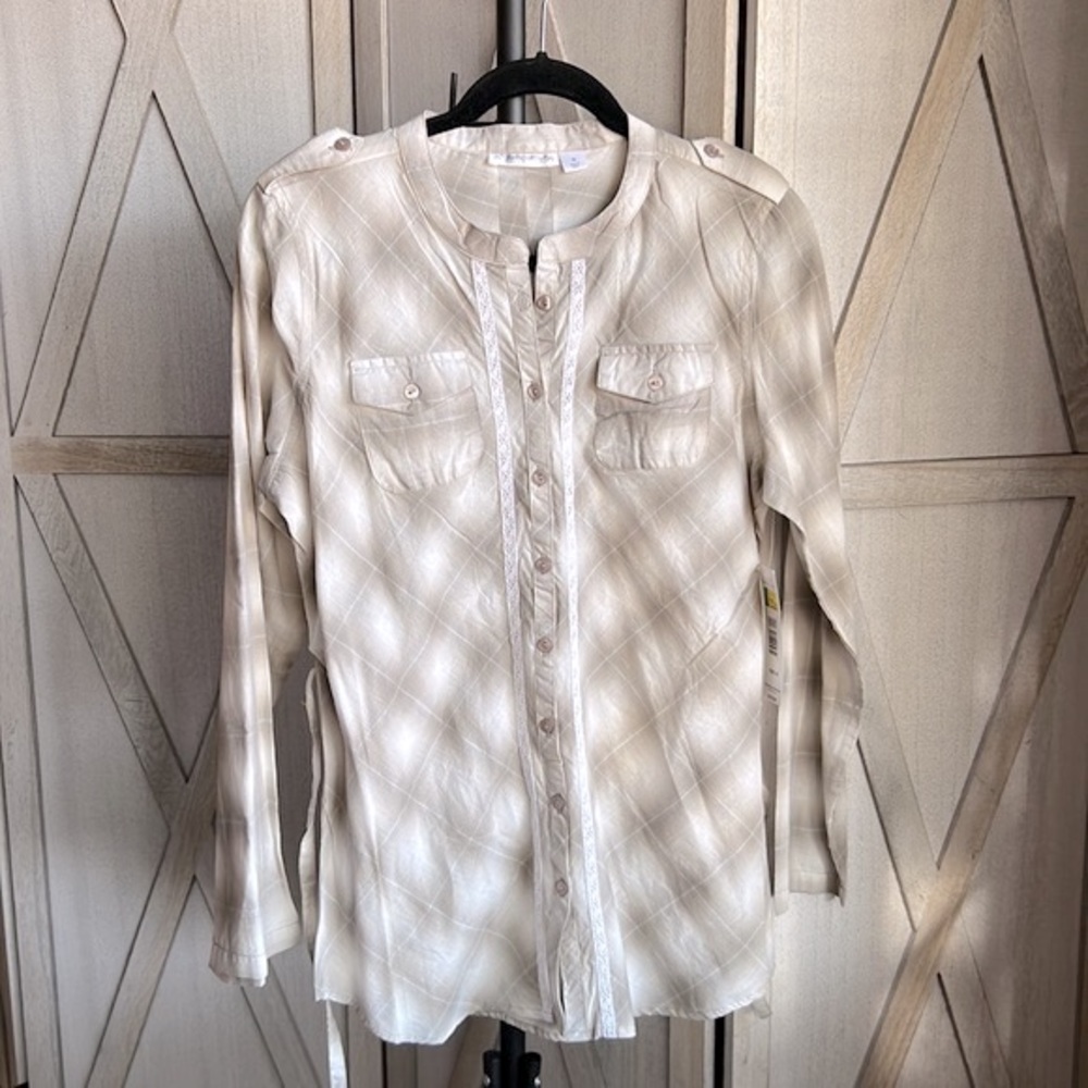 Women’s 100% cotton, plaid long sleeve button down shirt 🤠! Beige/Tan/Grey Sz M